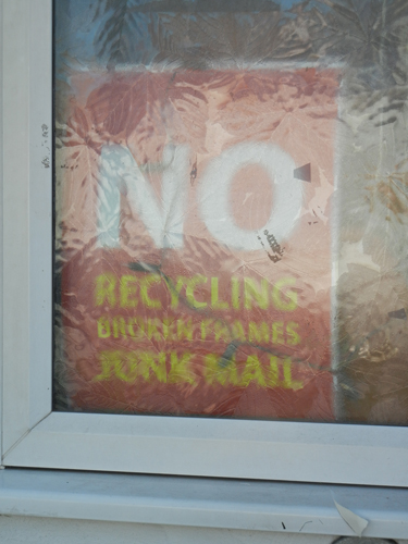 Door sign 'No broken frames'
